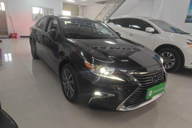 Used Lexus ES 2017 300h Mark Levinson Comfort Edition Front Right 45 Deg