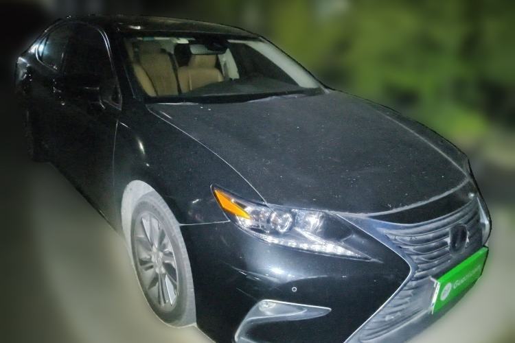 Used Lexus ES 2017 300h Mark Levinson Comfort Edition Front Right 45 Deg