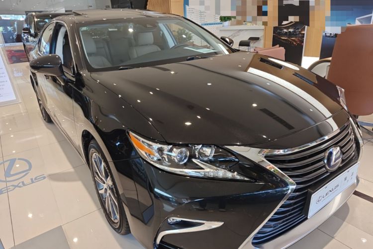 Used Lexus ES 2017 300h Mark Levinson Comfort Edition Front Right 45 Deg