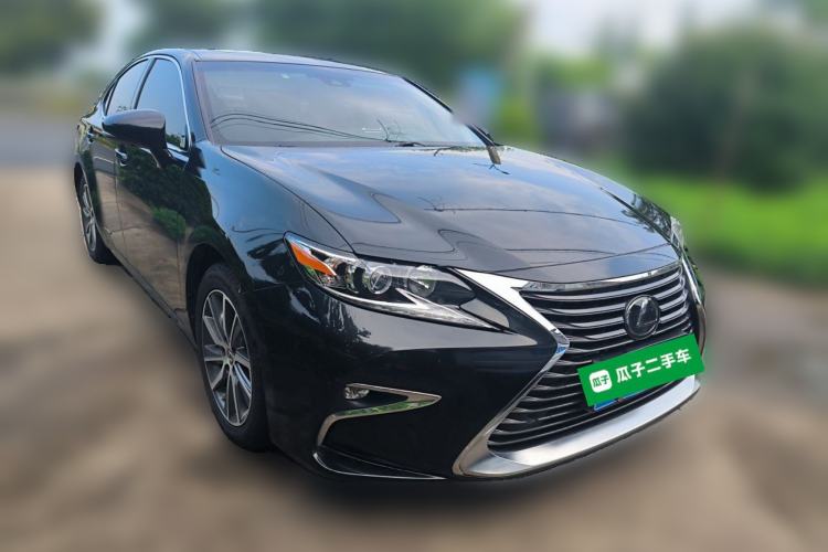 Used Lexus ES 2017 300h Mark Levinson Comfort Edition Front Right 45 Deg