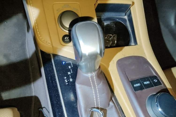 Used Lexus ES 2017 300h Mark Levinson Comfort Edition Gear Lever
