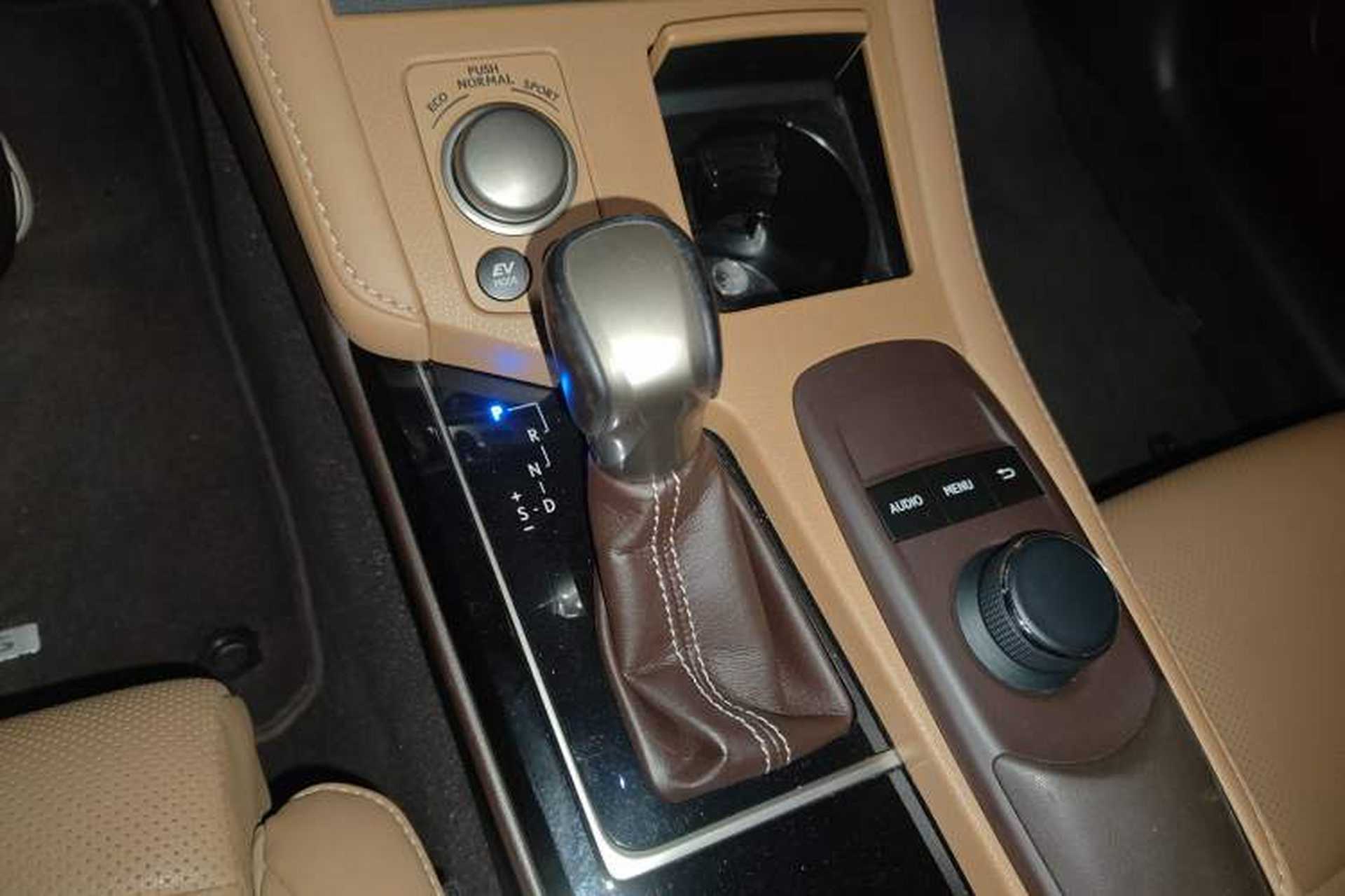 Used Lexus ES 2017 300h Mark Levinson Comfort Edition Gear Lever