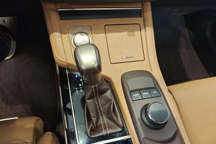 Used Lexus ES 2017 300h Mark Levinson Comfort Edition Gear Lever