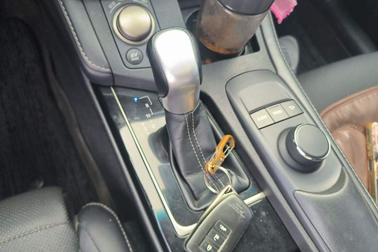Used Lexus ES 2017 300h Mark Levinson Comfort Edition Gear Lever