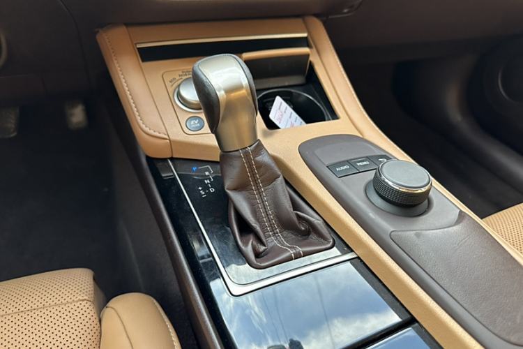 Used Lexus ES 2017 300h Mark Levinson Comfort Edition Interior 10