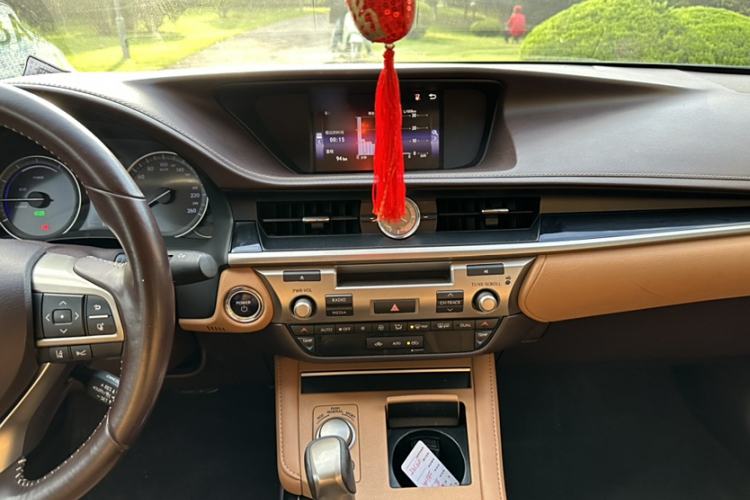 Used Lexus ES 2017 300h Mark Levinson Comfort Edition Interior 11