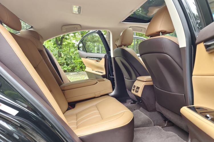 Used Lexus ES 2017 300h Mark Levinson Comfort Edition Interior 2