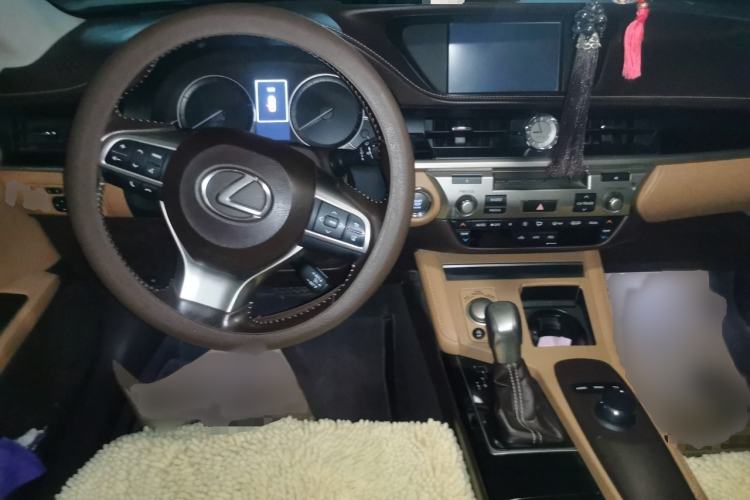 Used Lexus ES 2017 200 30th Anniversary Edition Interior 2