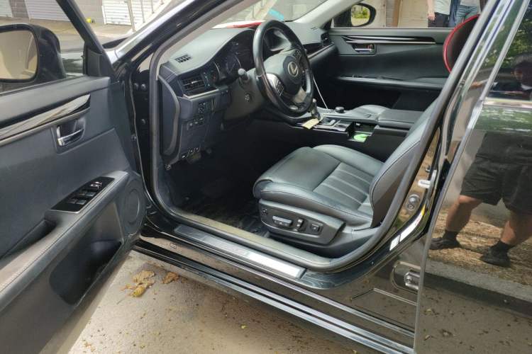 Used Lexus ES 2017 300h Mark Levinson Comfort Edition Interior 3