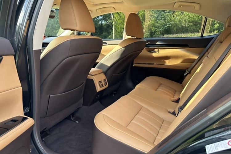 Used Lexus ES 2017 300h Mark Levinson Comfort Edition Interior 3