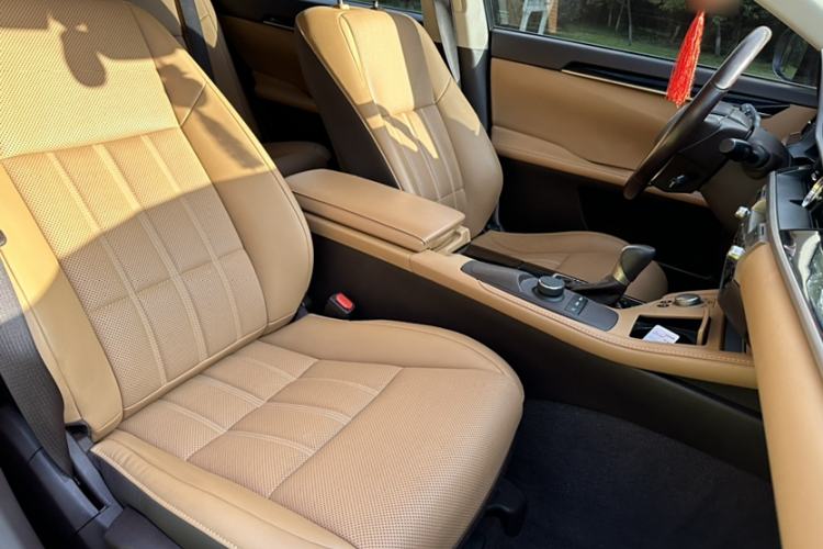 Used Lexus ES 2017 300h Mark Levinson Comfort Edition Interior 5
