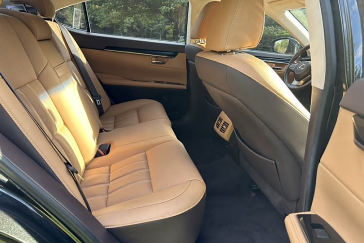 Used Lexus ES 2017 300h Mark Levinson Comfort Edition Interior 6