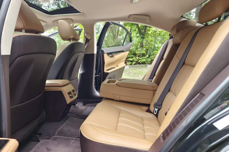 Used Lexus ES 2017 300h Mark Levinson Comfort Edition Interior 8