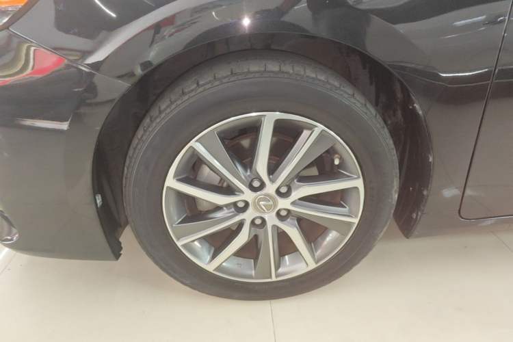 Used Lexus ES 2017 300h Mark Levinson Comfort Edition Left Front Wheel Hub