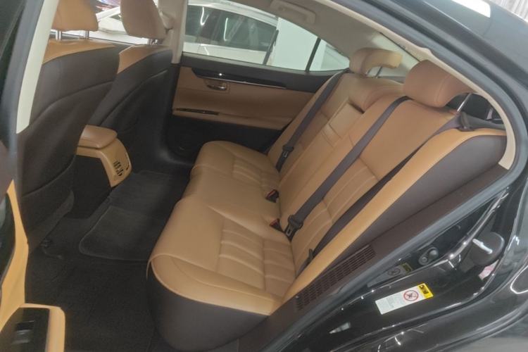 Used Lexus ES 2017 300h Mark Levinson Comfort Edition Left Rear Seat