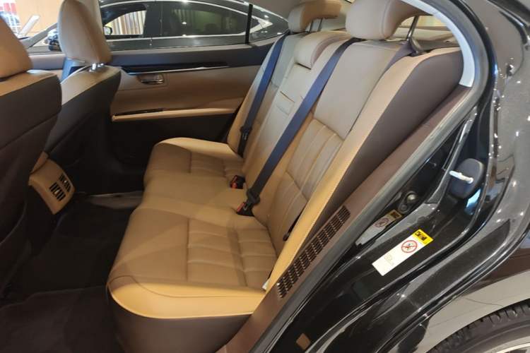 Used Lexus ES 2017 300h Mark Levinson Comfort Edition Left Rear Seat