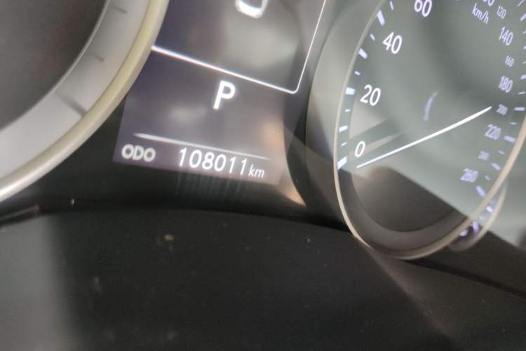 Used Lexus ES 2017 300h Mark Levinson Comfort Edition Odometer Close Up