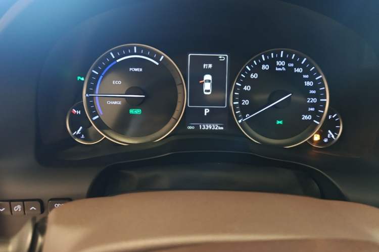 Used Lexus ES 2017 300h Mark Levinson Comfort Edition Odometer Close Up