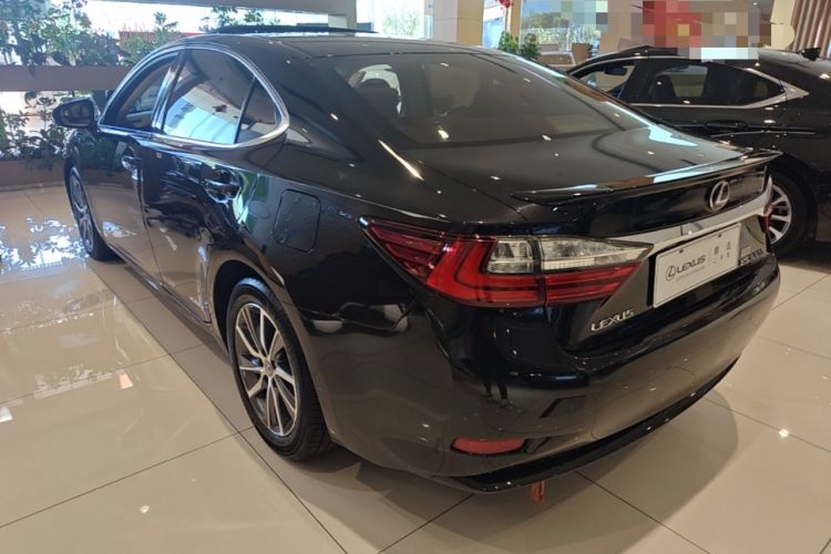 Used Lexus ES 2017 300h Mark Levinson Comfort Edition Rear Left 45 Deg