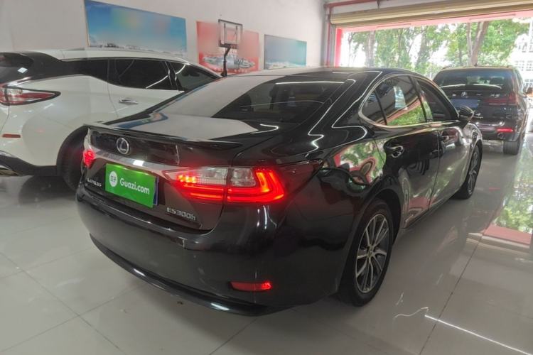 Used Lexus ES 2017 300h Mark Levinson Comfort Edition Rear Right 45 Deg