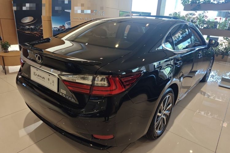 Used Lexus ES 2017 300h Mark Levinson Comfort Edition Rear Right 45 Deg