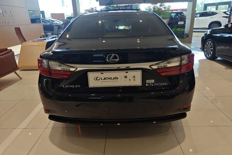 Used Lexus ES 2017 300h Mark Levinson Comfort Edition Rear