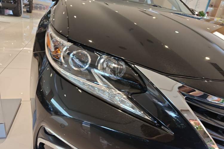 Used Lexus ES 2017 300h Mark Levinson Comfort Edition Right Front Headlight