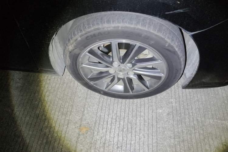 Used Lexus ES 2017 300h Mark Levinson Comfort Edition Right Front Wheel Hub