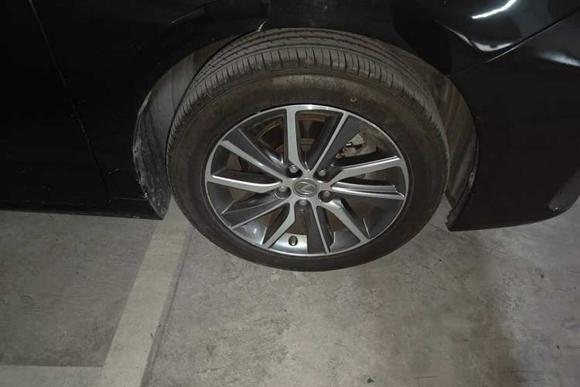 Used Lexus ES 2017 300h Mark Levinson Comfort Edition Right Front Wheel Hub