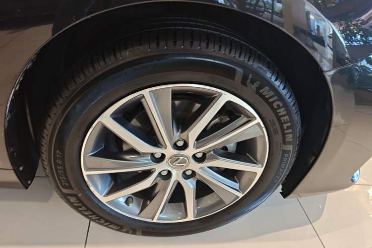 Used Lexus ES 2017 300h Mark Levinson Comfort Edition Right Front Wheel Hub