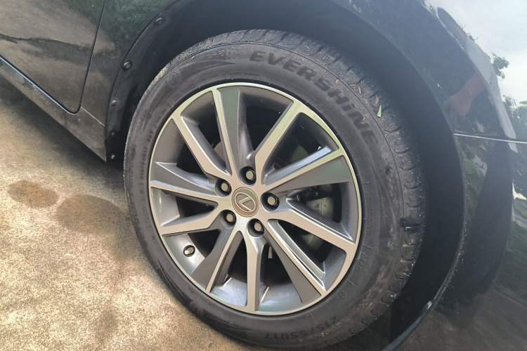 Used Lexus ES 2017 300h Mark Levinson Comfort Edition Right Front Wheel Hub