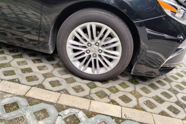 Used Lexus ES 2017 200 30th Anniversary Edition Right Front Wheel Hub