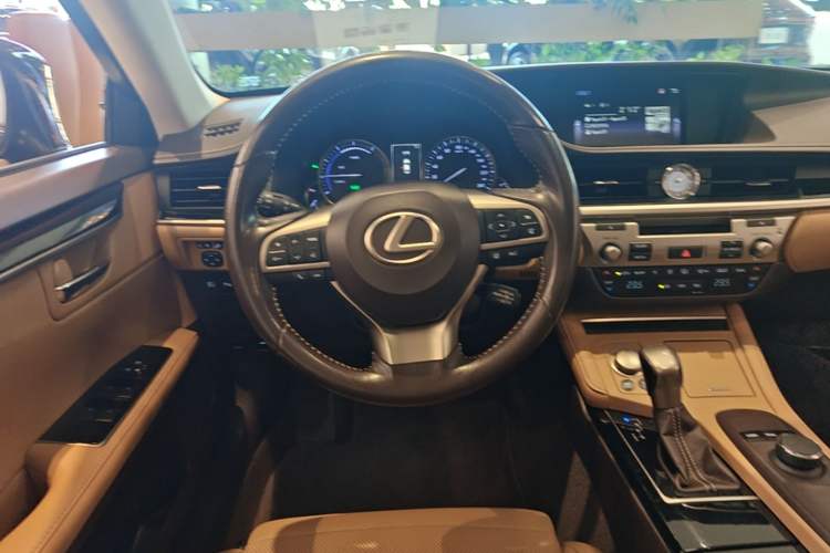 Used Lexus ES 2017 300h Mark Levinson Comfort Edition Steering Wheel