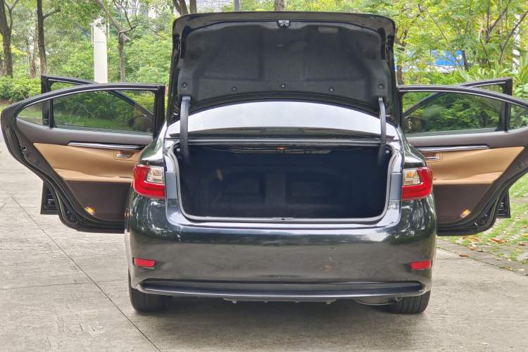 Used Lexus ES 2017 300h Mark Levinson Comfort Edition Trunk