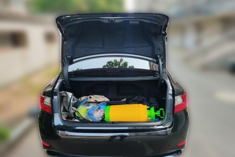 Used Lexus ES 2017 300h Mark Levinson Comfort Edition Trunk