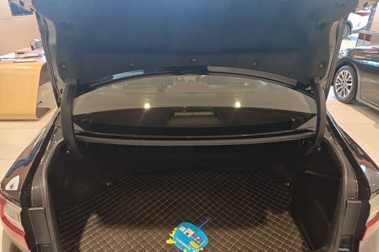 Used Lexus ES 2017 300h Mark Levinson Comfort Edition Trunk