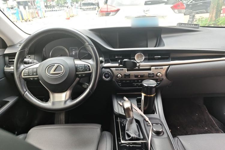 Used Lexus ES 2017 300h Mark Levinson Luxury Edition Center Console