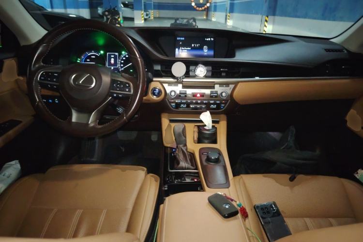 Used Lexus ES 2017 300h Mark Levinson Comfort Edition Center Console