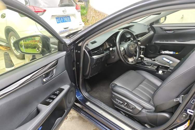 Used Lexus ES 2017 300h Mark Levinson Luxury Edition Driver Seat