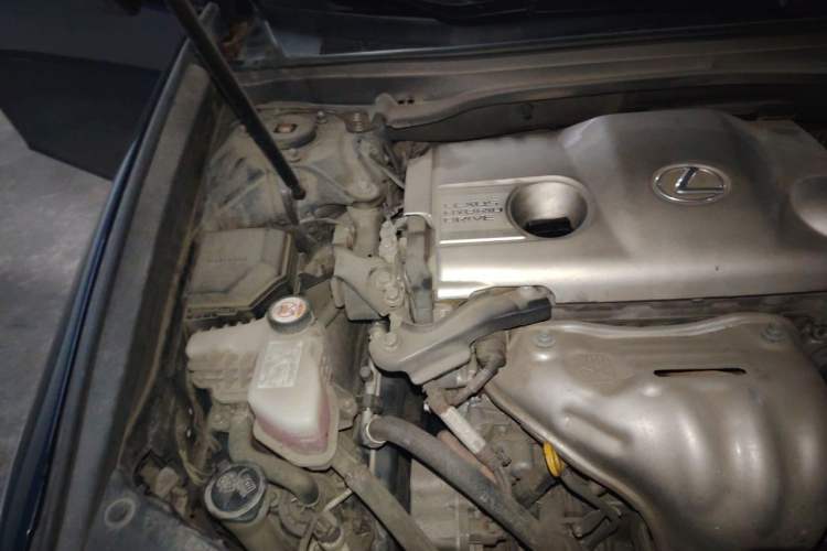 Used Lexus ES 2017 300h Mark Levinson Comfort Edition Engine Bay Right