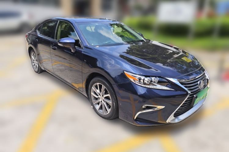 Used Lexus ES 2017 300h Mark Levinson Luxury Edition Front Right 45 Deg