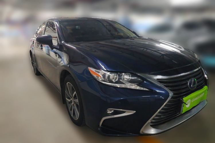 Used Lexus ES 2017 300h Mark Levinson Comfort Edition Front Right 45 Deg
