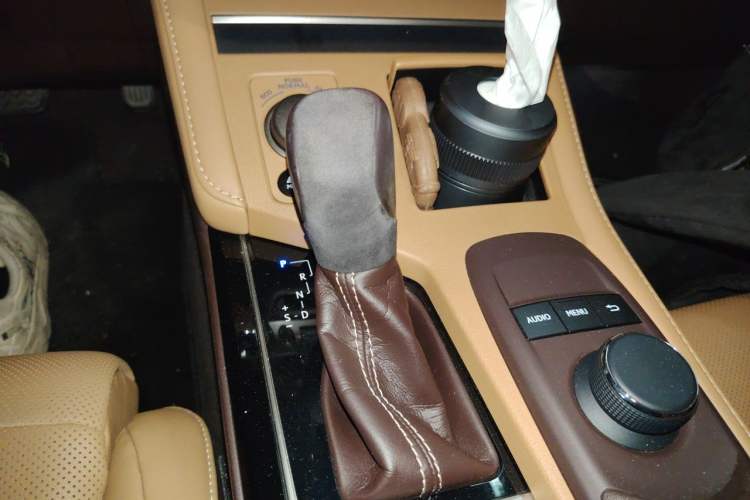 Used Lexus ES 2017 300h Mark Levinson Comfort Edition Gear Lever