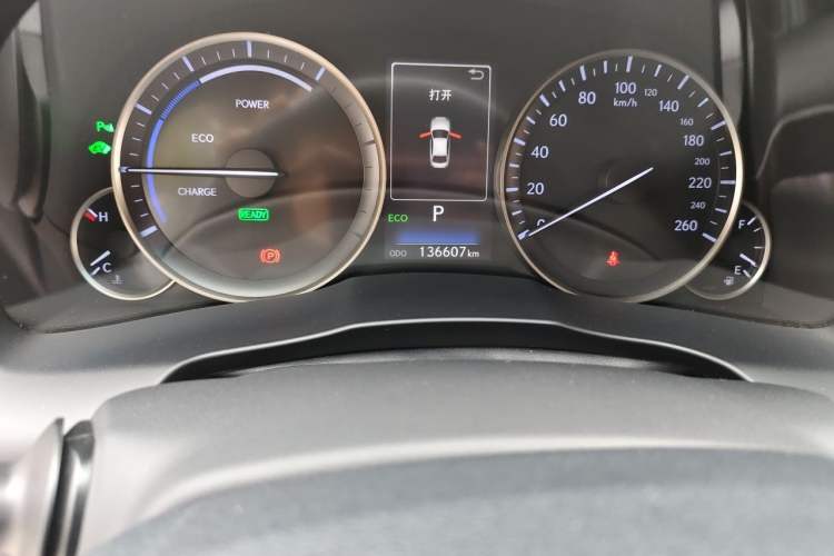 Used Lexus ES 2017 300h Mark Levinson Luxury Edition Odometer Close Up