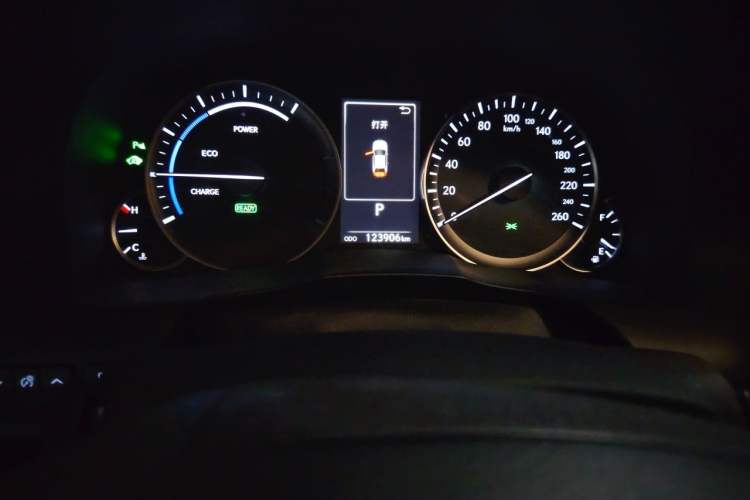 Used Lexus ES 2017 300h Mark Levinson Comfort Edition Odometer Close Up