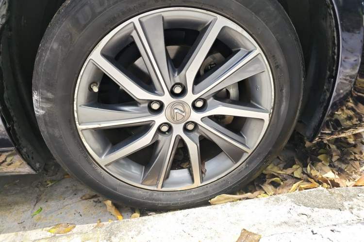Used Lexus ES 2017 300h Mark Levinson Luxury Edition Right Front Wheel Hub