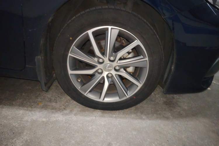 Used Lexus ES 2017 300h Mark Levinson Comfort Edition Right Front Wheel Hub