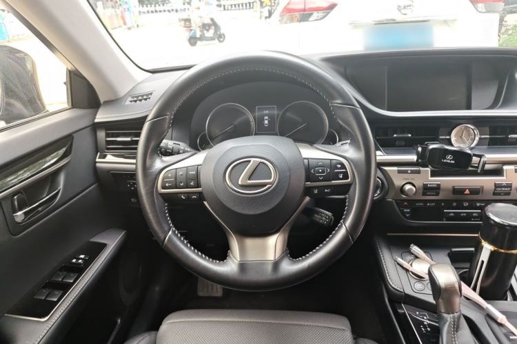 Used Lexus ES 2017 300h Mark Levinson Luxury Edition Steering Wheel
