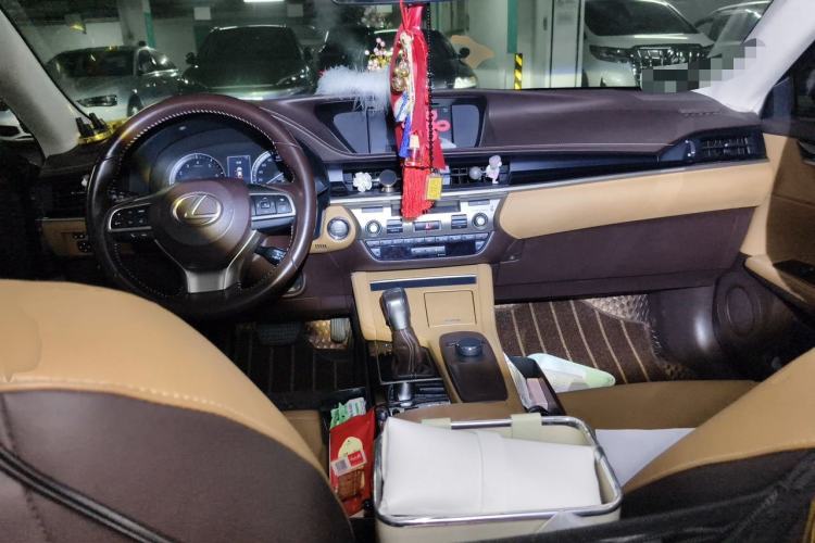 Used Lexus ES 2017 200 30th Anniversary Edition Center Console