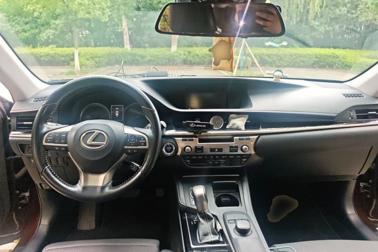 Used Lexus ES 2017 300h Mark Levinson Comfort Edition Center Console